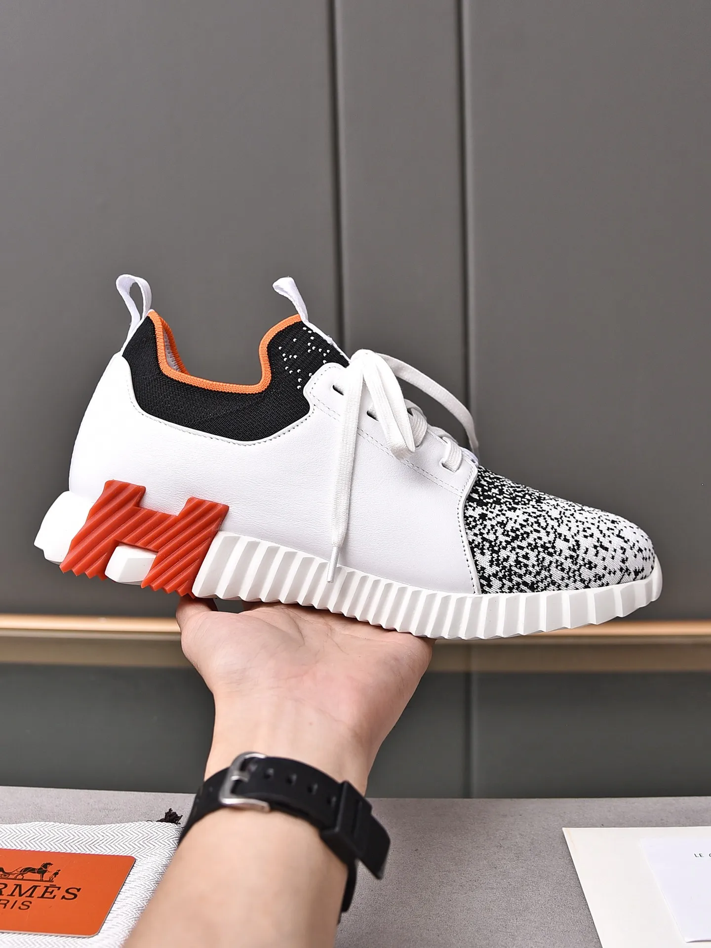 Factory price PP600 [Hermes] fe new arrival~ New Bouncing sneakers are the most comfortable shoes from Hermès, no one else⃣️. They are very light on the feet and look great. You won’t feel tired even when you go shopping and running around. 👍 Very light and comfortable, very light, suitable for both sports and leisure, and feel great when you step on them! It’s up to you to choose, there’s always what you want~ ✔️Fabric: Imported first-layer cowhide + high-elastic fly weave ✔️Inner lining: Imported water-dyed cow lining ✔️Outsole: Seamless combination of IP+TPU (multi-color letters) German technology irradiation machine ✔️Code number: Male 38-44 (45 customized)